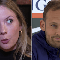 Noa Vahle en Daley Blind op een persconferentie van het Nederlands elftal