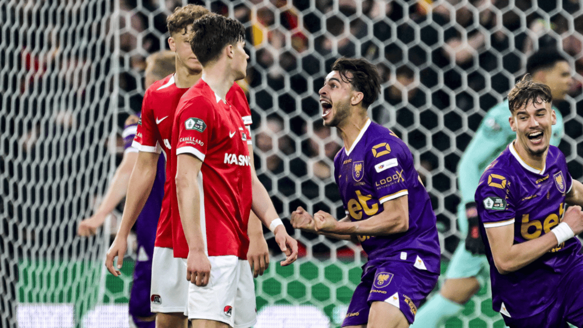 Enric Llansana juicht in gezicht Wouter Goes