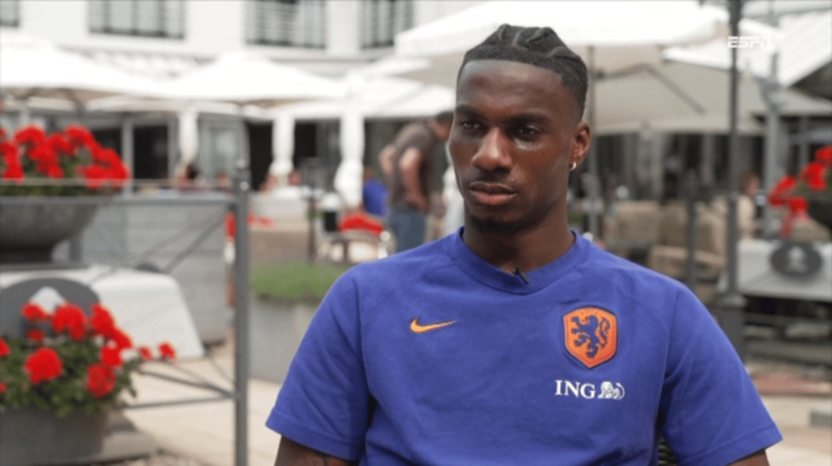 Ezechiel Banzuzi voor de camera van ESPN