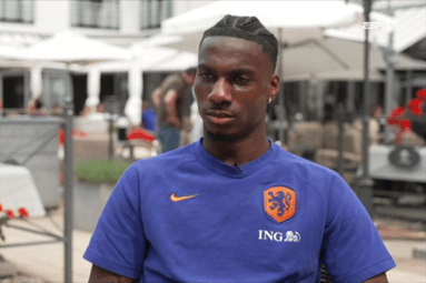 Ezechiel Banzuzi voor de camera van ESPN