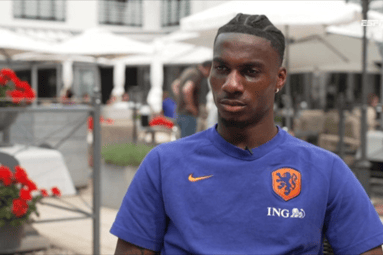 Ezechiel Banzuzi voor de camera van ESPN