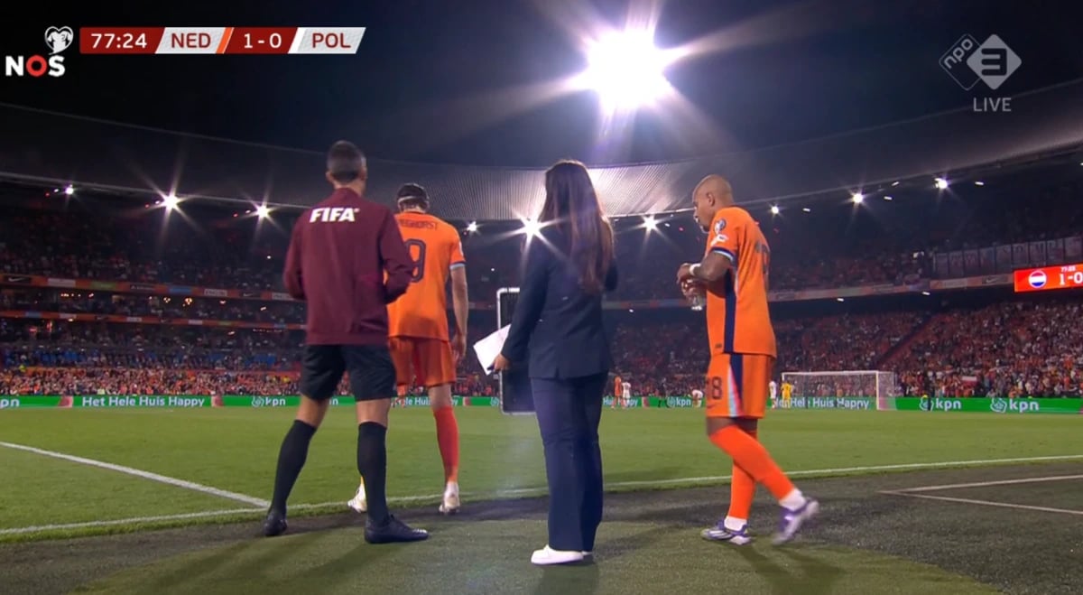 De Kuip fluit in minuut 78 massaal Oranjespeler uit na wissel van Ronald Koeman