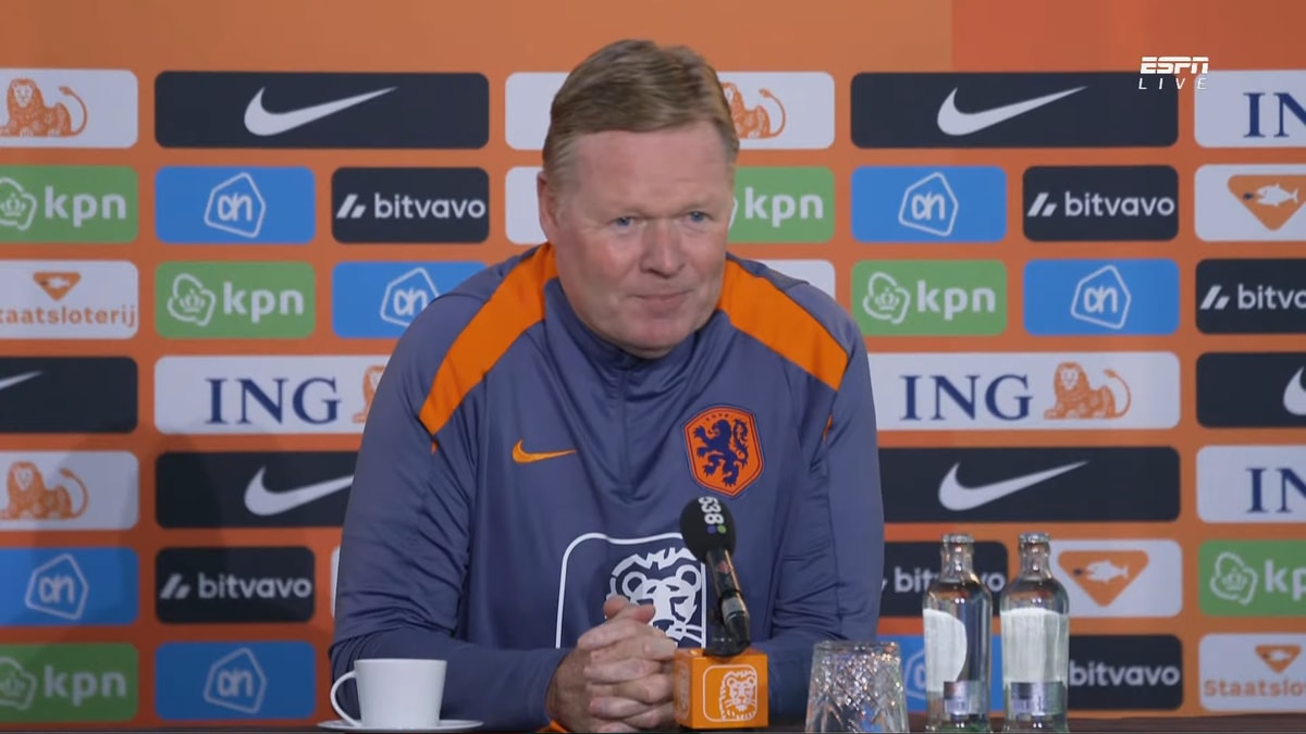 Ronald Koeman tijdens een persconferentie van het Nederlands elftal