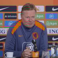 Ronald Koeman tijdens een persconferentie van het Nederlands elftal