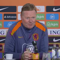 Ronald Koeman tijdens een persconferentie van het Nederlands elftal