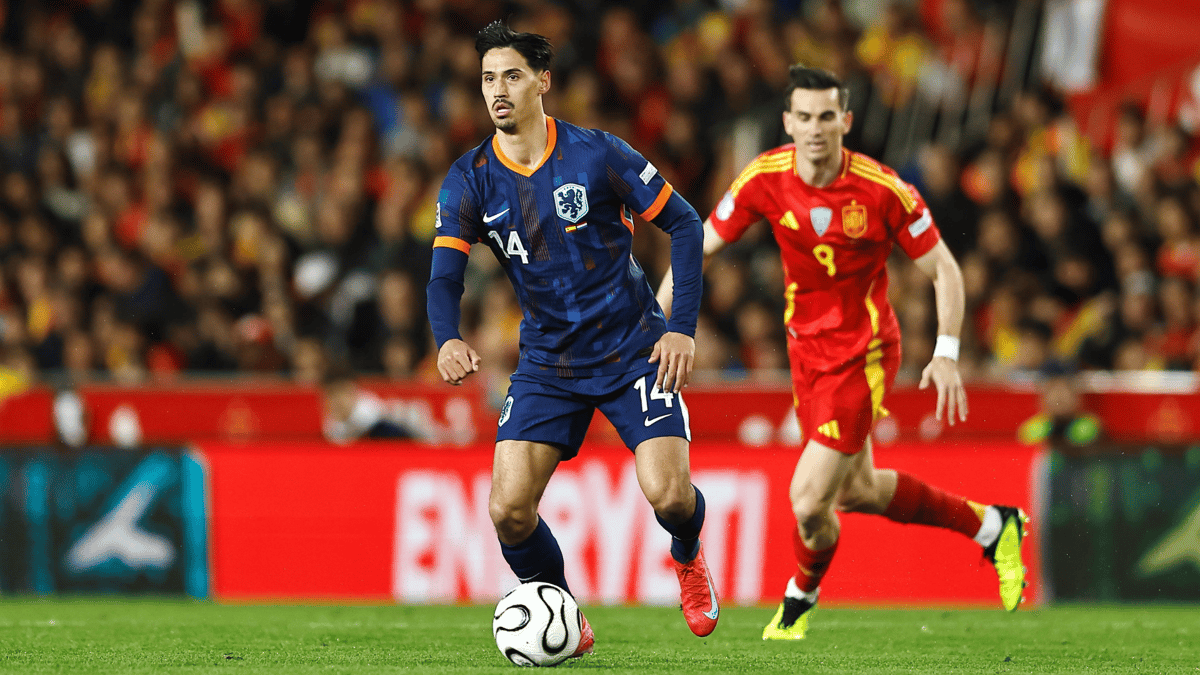 Tijjani Reijnders in actie in het Nederlands elftal