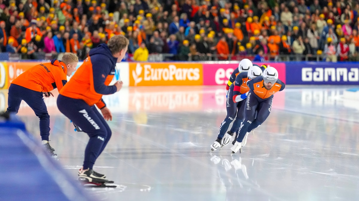 Rintje Ritsma coacht tijdens de ploegenachtervolging