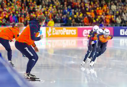 Rintje Ritsma coacht tijdens de ploegenachtervolging