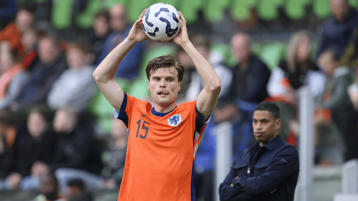 Bjorn Meijer in actie voor Jong Oranje