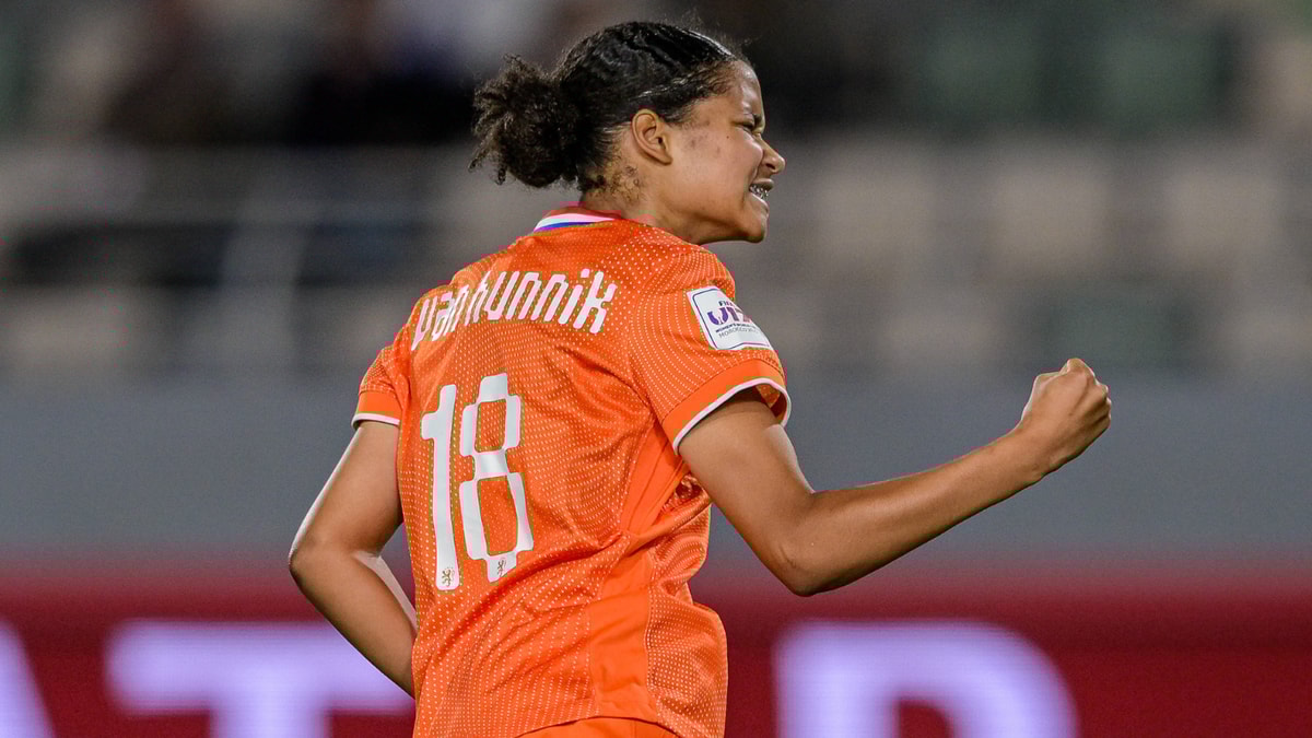 Sophie van Hunnik viert een doelpunt