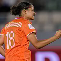 Sophie van Hunnik viert een doelpunt