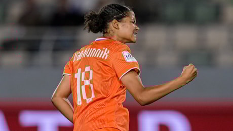 Sophie van Hunnik viert een doelpunt