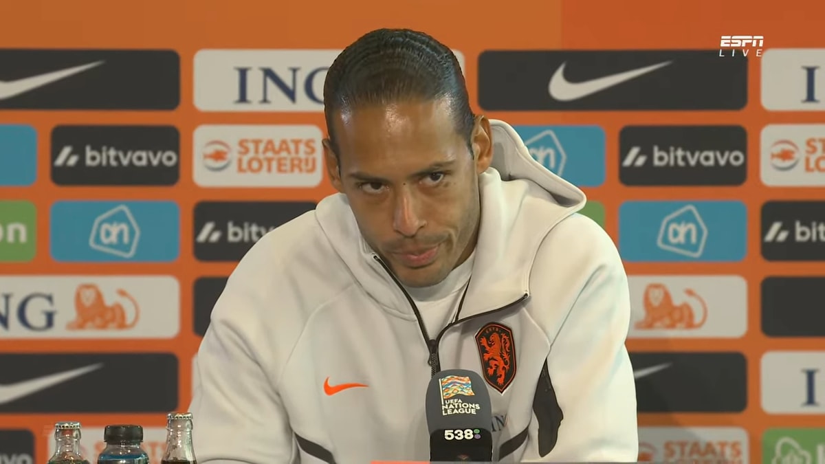 Virgil van Dijk tijdens een persconferentie van het Nederlands elftal