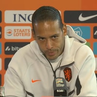 Virgil van Dijk tijdens een persconferentie van het Nederlands elftal