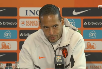Virgil van Dijk tijdens een persconferentie van het Nederlands elftal