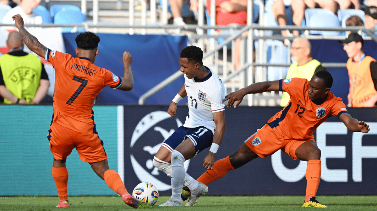 Neraysho Kasanwirjo en Million Manhoef in gevecht om de bal