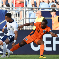 Neraysho Kasanwirjo en Million Manhoef in gevecht om de bal