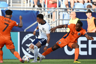 Neraysho Kasanwirjo en Million Manhoef in gevecht om de bal