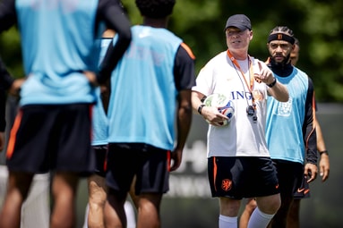Ronald Koeman tijdens de training van het Nederlands elftal