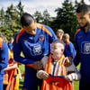 Een groot voetbalfan is verrast door Virgil van Dijk en Cody Gakpo 