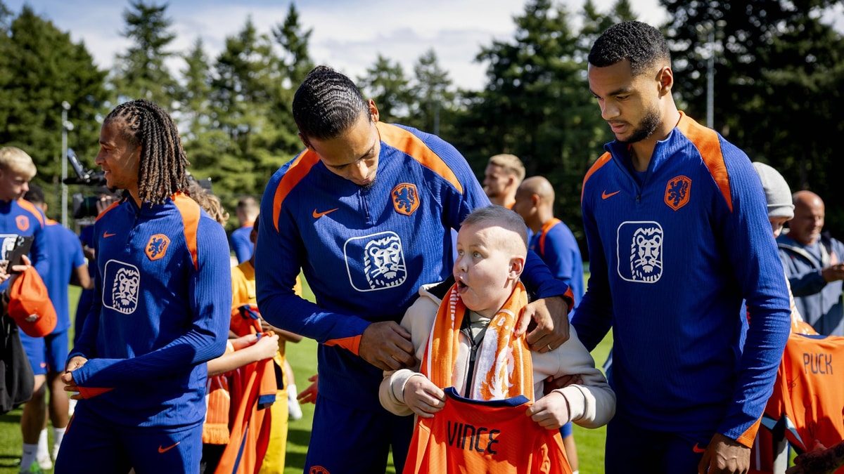 Een groot voetbalfan is verrast door Virgil van Dijk en Cody Gakpo 