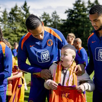 Een groot voetbalfan is verrast door Virgil van Dijk en Cody Gakpo 