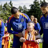 Een groot voetbalfan is verrast door Virgil van Dijk en Cody Gakpo 