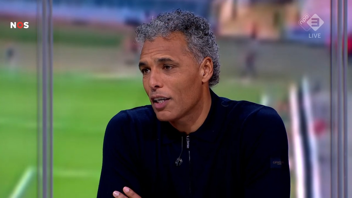 Pierre van Hooijdonk aan tafel bij de NOS