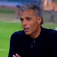 Pierre van Hooijdonk aan tafel bij de NOS