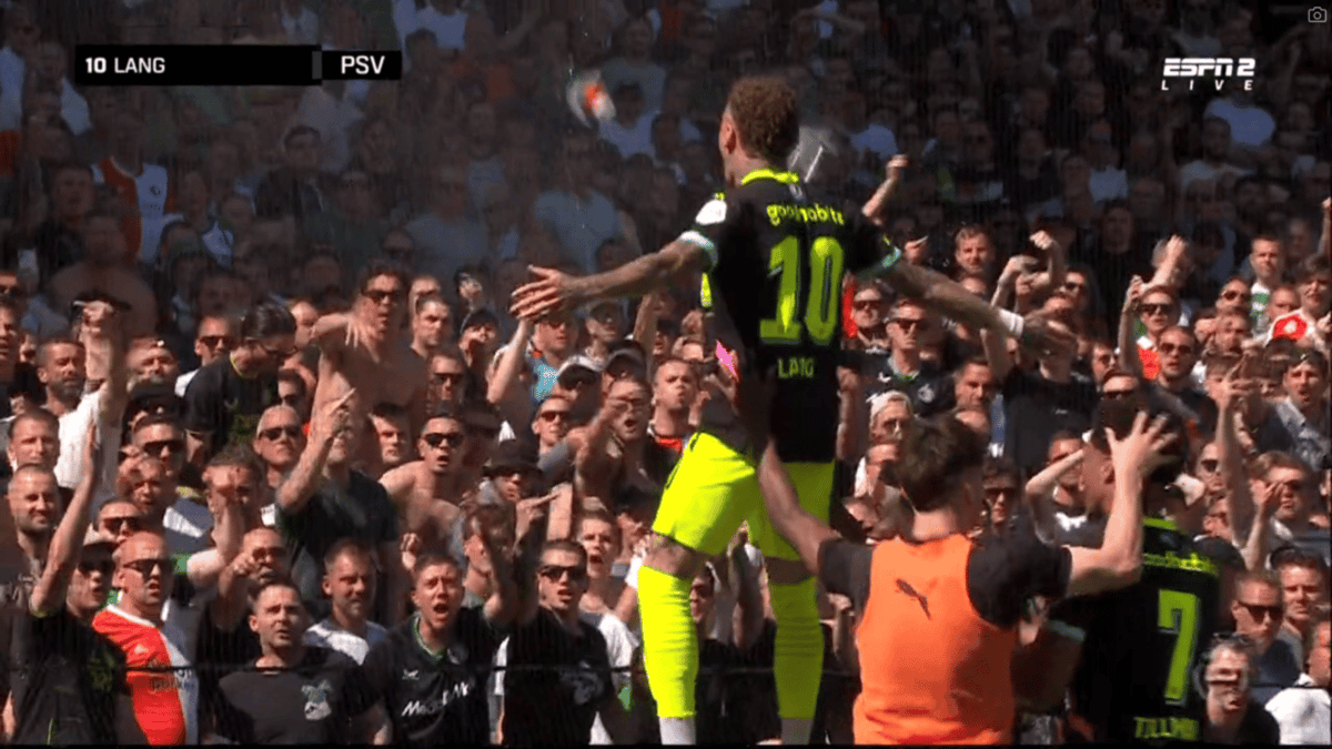 Noa Lang provoceert Feyenoord-fans