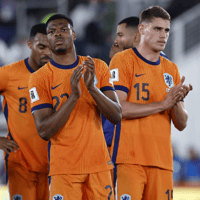 Denzel Dumfries en Micky van de Ven 