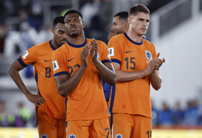 Denzel Dumfries en Micky van de Ven 