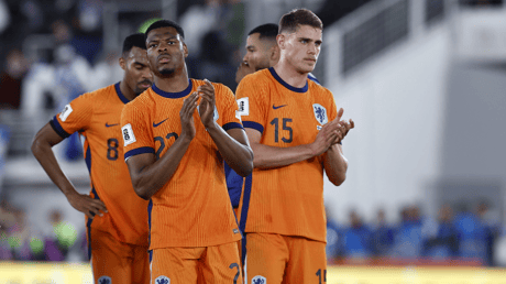 Denzel Dumfries en Micky van de Ven 