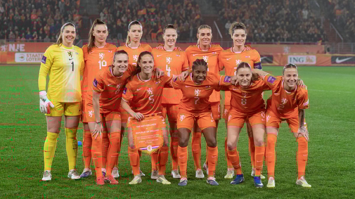 De opstelling van de Oranje Leeuwinnen tegen Ierland