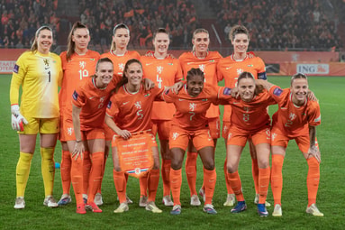 De opstelling van de Oranje Leeuwinnen tegen Ierland