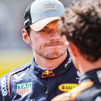 Max Verstappen in gesprek met Lando Norris