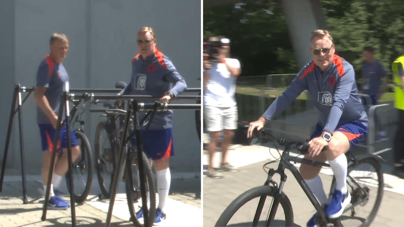 Ronald Koeman op de fiets in Wolfsburg