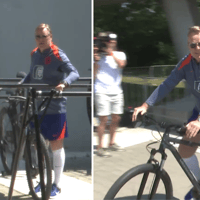 Ronald Koeman op de fiets in Wolfsburg