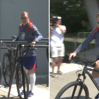 Ronald Koeman op de fiets in Wolfsburg