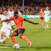 Een schot van Ernest Poku wordt geblokt