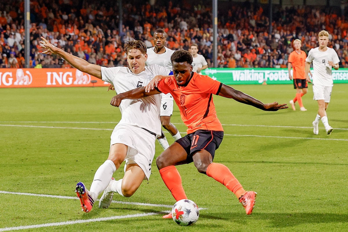 Een schot van Ernest Poku wordt geblokt