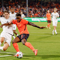 Een schot van Ernest Poku wordt geblokt
