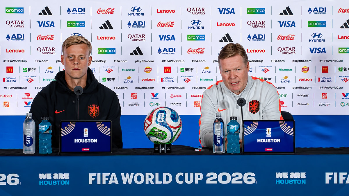 Jan Paul van Hecke en Ronald Koeman tijdens een persconferentie