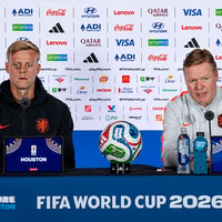Jan Paul van Hecke en Ronald Koeman tijdens een persconferentie
