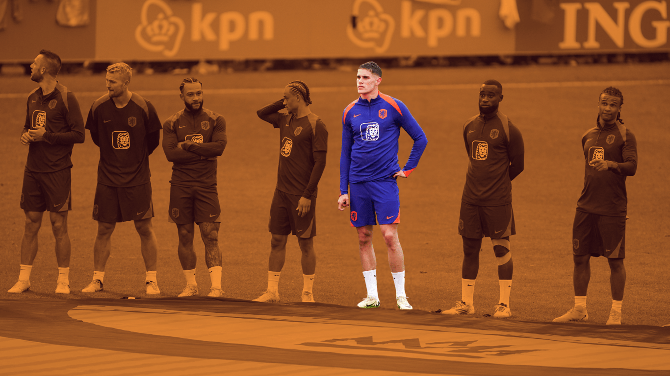 Micky van de Ven op de training van het Nederlands elftal