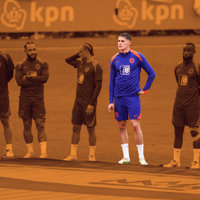 Micky van de Ven op de training van het Nederlands elftal