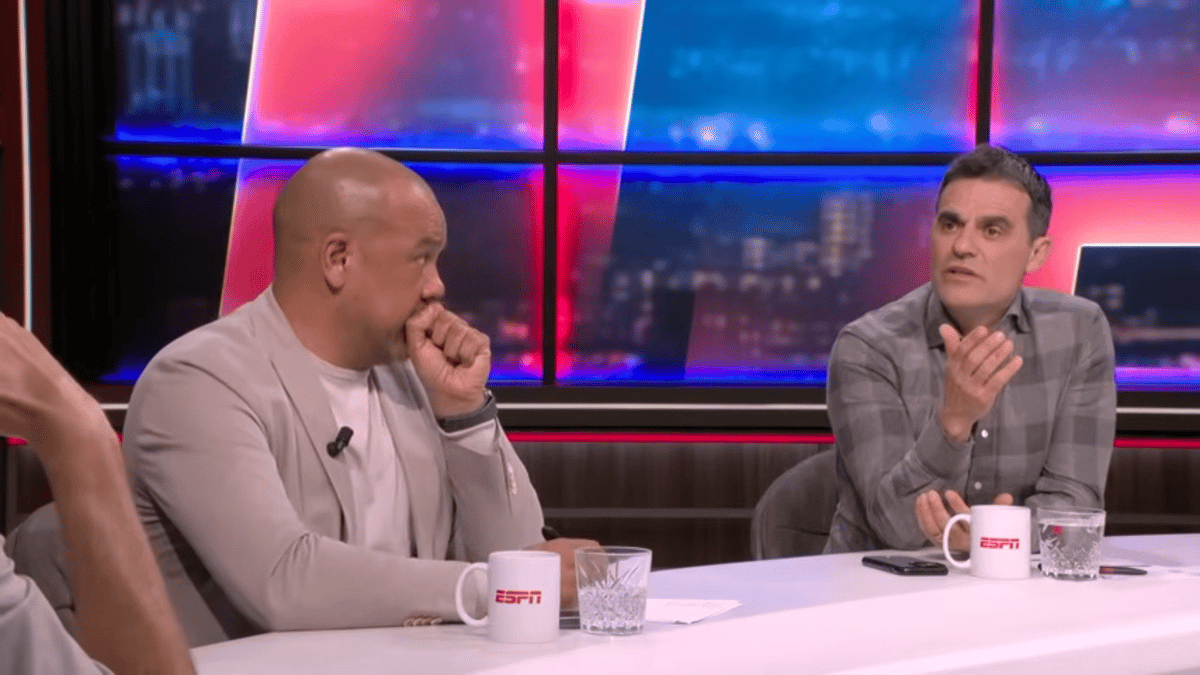 Kenneth Pérez en Marciano Vink (links) in de studio van ESPN