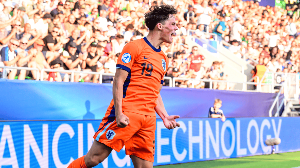 Thom van Bergen viert zijn doelpunt