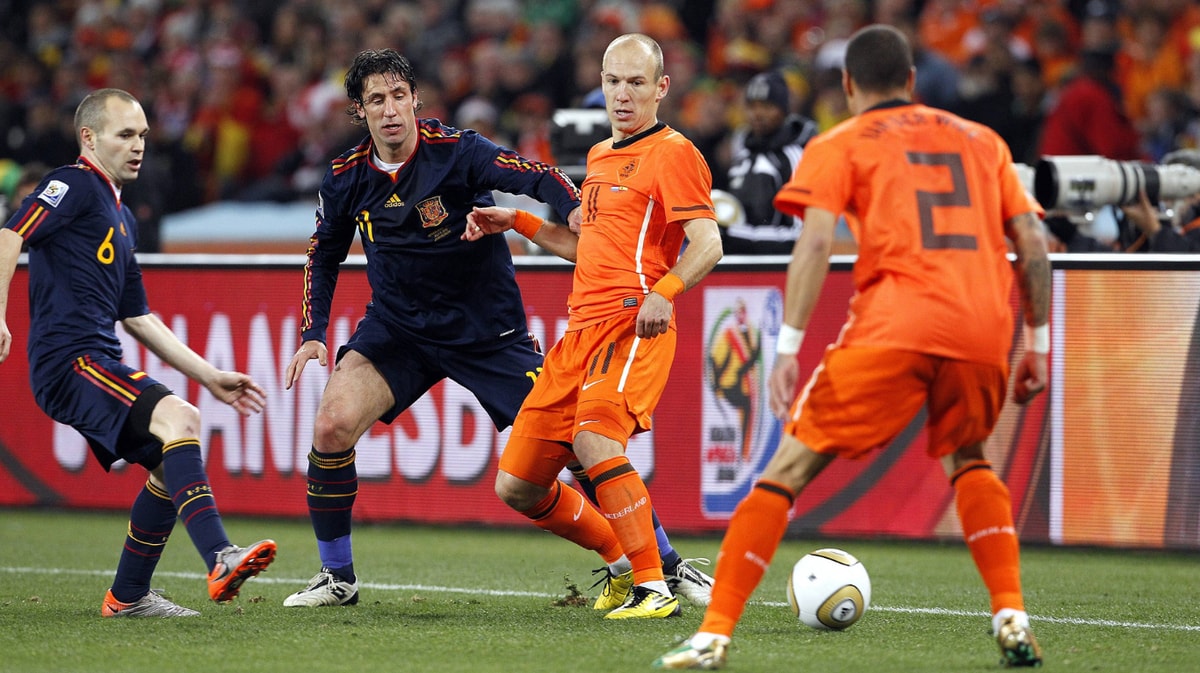 Arjen Robben (links) en Gregory van der Wiel tijdens de WK-finale