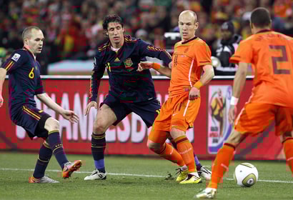 Arjen Robben (links) en Gregory van der Wiel tijdens de WK-finale